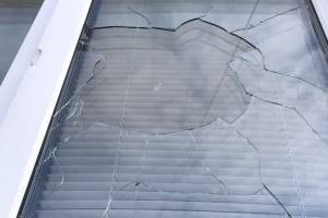 В Брянске неизвестный хулиган разбил кирпичом окно