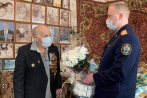 В Брянске следователи поздравили ветерана с Днем защитника Отечества