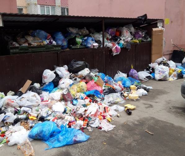В Брянске заметили стихийную свалку на улице Медведева