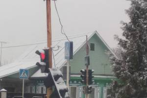 В Клинцах упал светофор от «бардака» на дороге