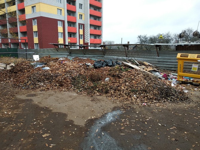 В Брянске на Спартаковской заметили огромную свалку мусора