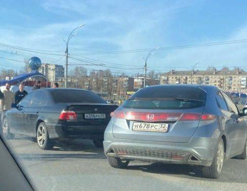 В Брянске на улице Ульянова столкнулись четыре легковушки