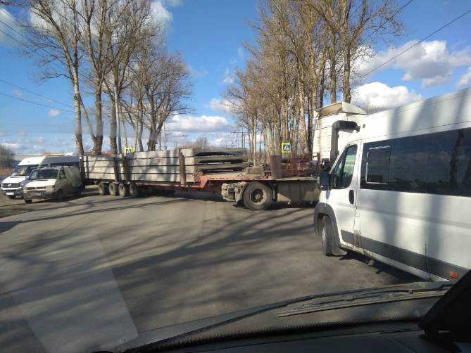 В Брянске на улице Объездной произошла авария с грузовиком