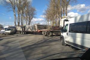 В Брянске на улице Объездной произошла авария с грузовиком