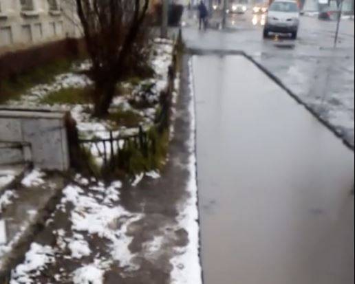В Брянске на улице Ульянова появился бассейн из грязи