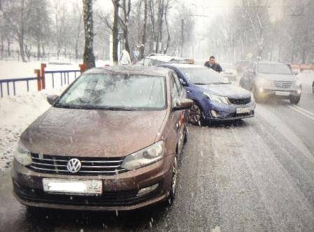 В Брянске возле БГУ в ДТП попали 4 иномарки: ранен водитель