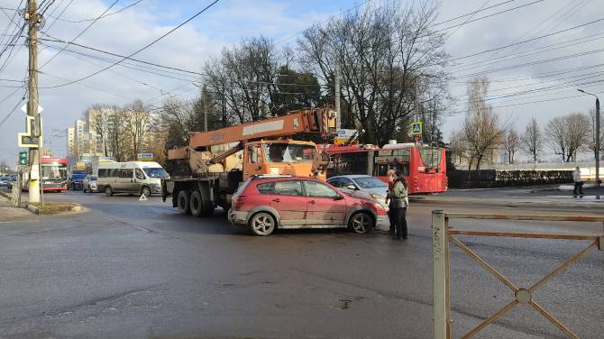 В Брянске на Красноармейской столкнулись автокран и легковушка