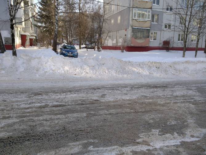 В Брянске дорожники закидали снегом выезды со дворов