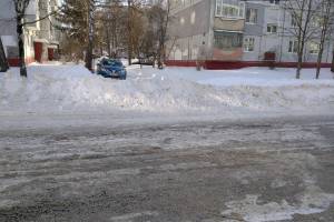 В Брянске дорожники закидали снегом выезды со дворов