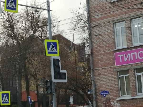 В Брянске бесполезный светофор погрузил в пробки улицу Калинина