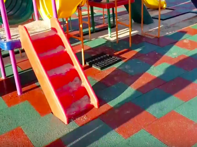В Белых Берегах на детской площадке появилась резиновая плитка