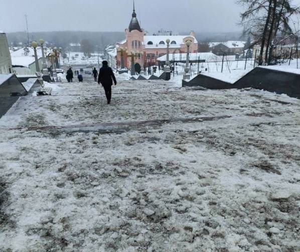 В Брянске лестница бульвара Гагарина стала труднопроходимой из-за снежной каши