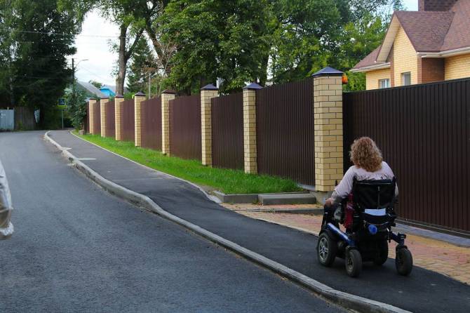 В Брянске для инвалидов обустроят остановки и сделают тротуары