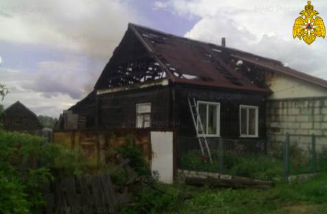 В Севске на улице Герцена сгорел жилой дом