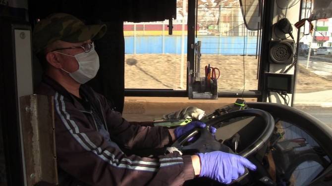В Брянске водители автобусов надели медицинские маски 