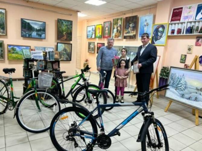 Юный герой Фёдор из Климовского района получил в подарок велосипед от Дениса Мантурова