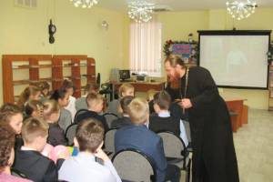 В Брянской детской библиотеке прошел час православия