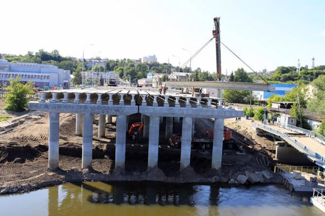 В Брянске на Славянском мосту установили шпунтовое ограждение