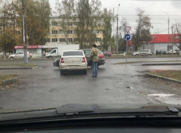 В Брянске возле поликлиники №5 столкнулись две легковушки