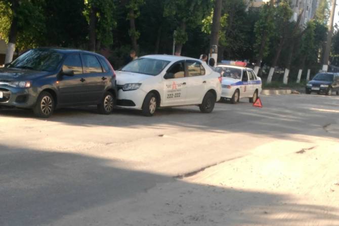В Брянске на улице Молодежной таксист протаранил легковушку