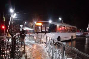 В Брянске автобус №7 снес забор возле Свенского монастыря