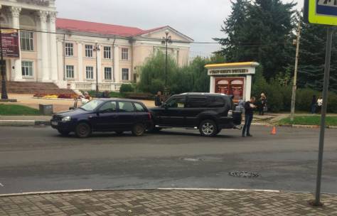 В Брянске у ТЮЗа столкнулись два автомобиля