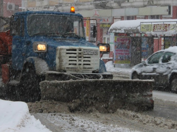 В Брянске на борьбу со снегом выйдут 139 единиц техники