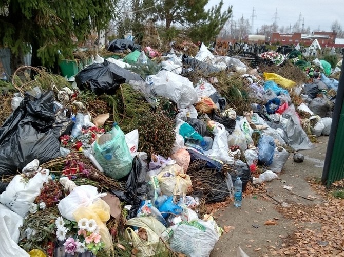 В Клинцах чиновников обязали ликвидировать свалки на кладбище