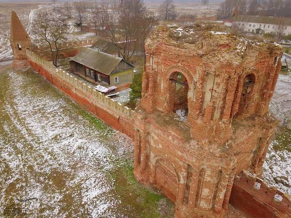 Севский женский Спасо-Преображенский монастырь превращается в руины