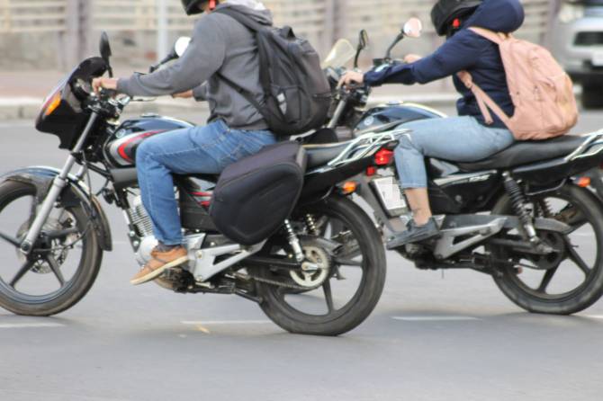 В Брянске неизвестный мотоциклист врезался в легковушку и скрылся