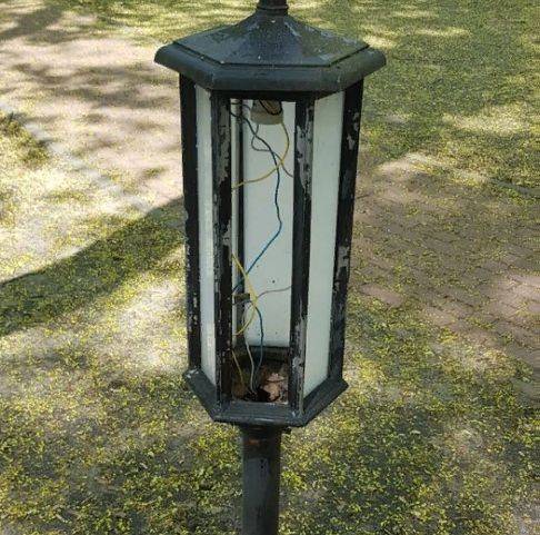 Мини-фонари в брянском парке Толстого стали опасными для детей