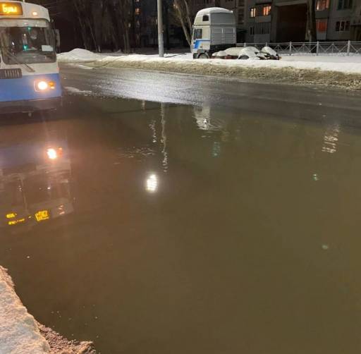 В Брянске растаявший снег затопил остановку в 10-м микрорайоне