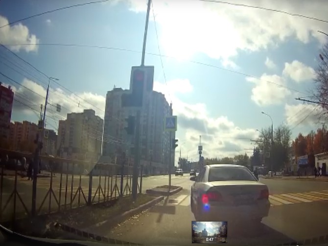 В Брянске на Станке Димитрова сняли беспечный маневр автомобилиста