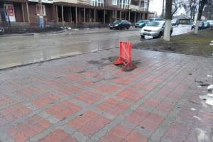 В Брянске провал грунта на тротуаре обозначили красным заборчиком