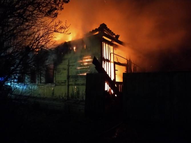 В Карачеве сгорел жилой дом: есть пострадавшие