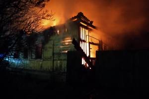 В Карачеве сгорел жилой дом: есть пострадавшие