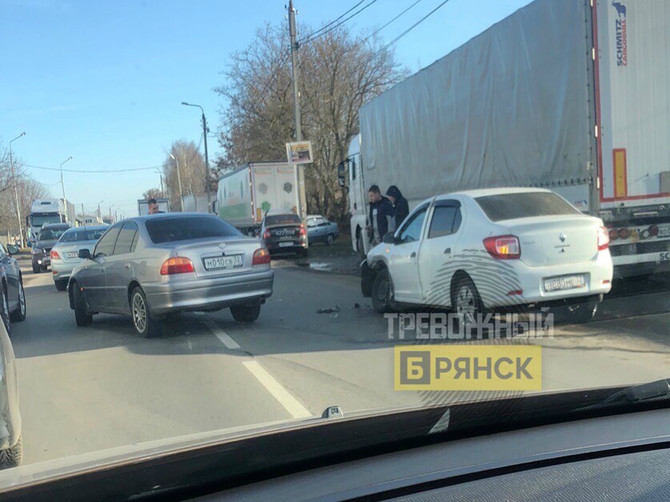 В Брянске на улице Карачижской столкнулись две легковушки