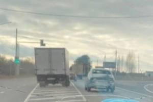 В Брянске на улице Объездной столкнулись легковушка и грузовик