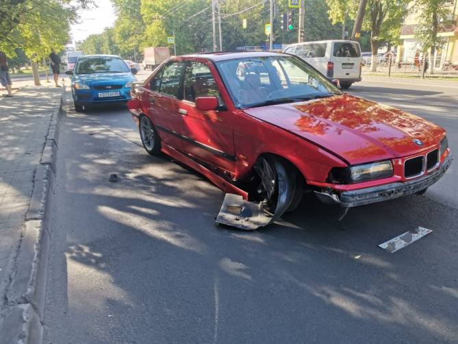 В Брянске на Ульянова попала в аварию винтажная BMW