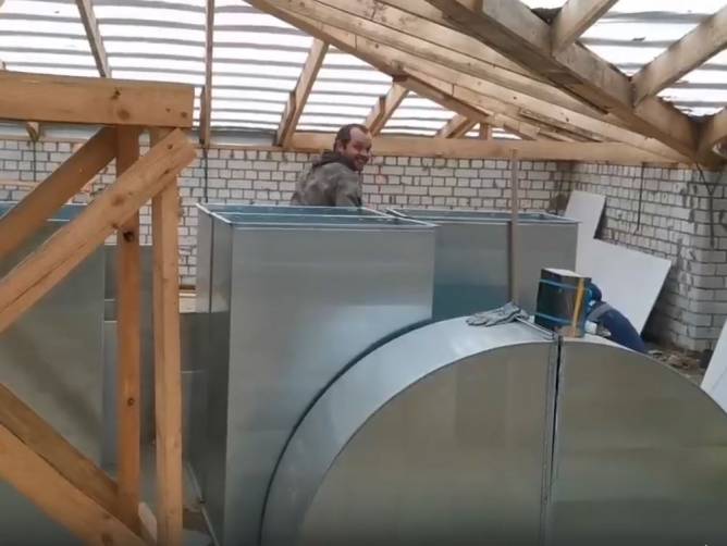 В Стародубе строитель без маски спрятался от видеокамеры 