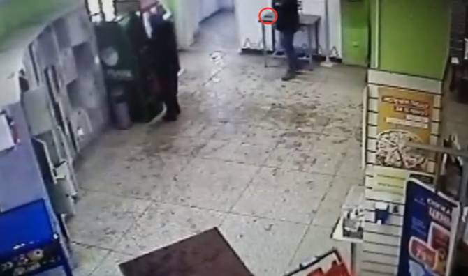 В брянском супермаркете мужчина украл оставленный без присмотра мобильник