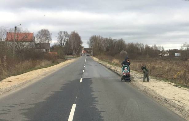 В брянской деревне Антоновка при ремонте дороги забыли о тротуарах