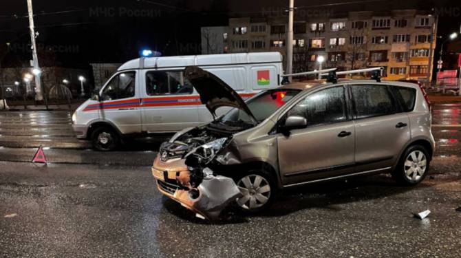 В Брянске на набережной разбились две легковушки