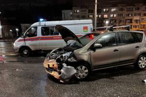 В Брянске на набережной разбились две легковушки