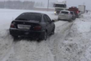 На дорогах Брянска десятки машин застряли в снегу