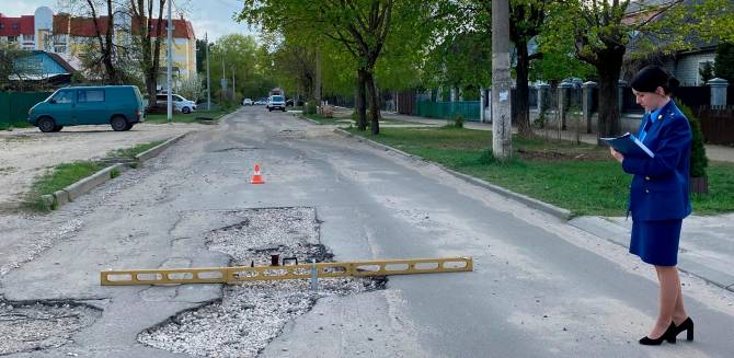 Брянских чиновников наказали за убитую дорогу и плохое освещение по улице Ленинградской