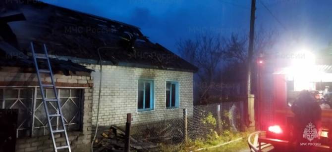 На пожаре в Дубровке пострадал человек