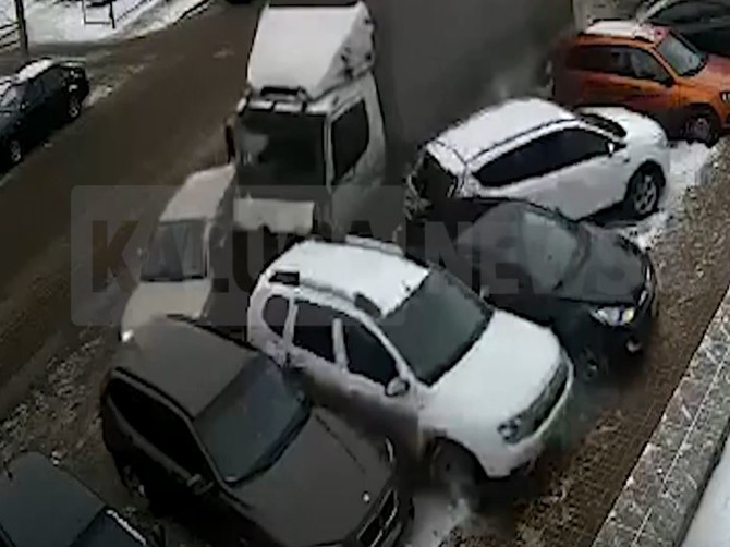 Опубликовано видео разносящего 10 машин брянского водителя