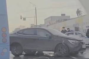 В Брянске на улице Бурова столкнулись две легковушки