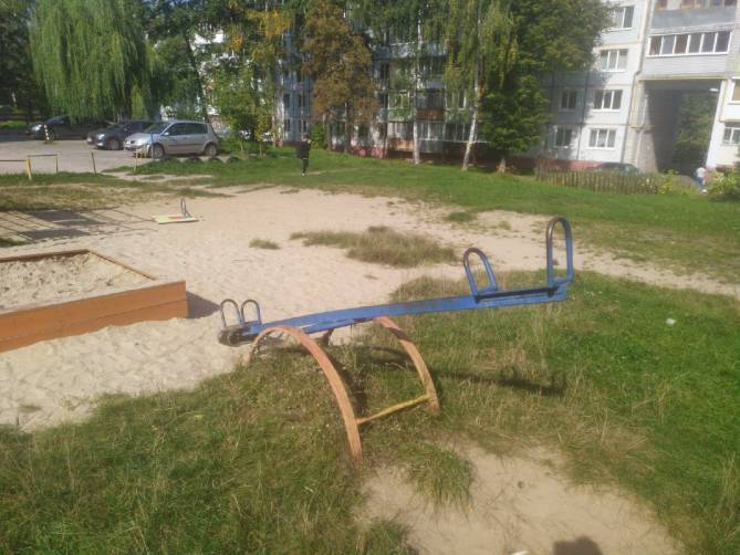 Рогнединских чиновников наказали за смертельно опасные детские площадки